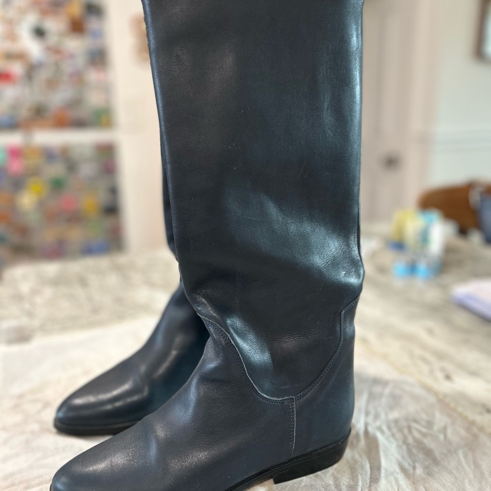 Elegant pair of navy blue knee-high leather riding boots!